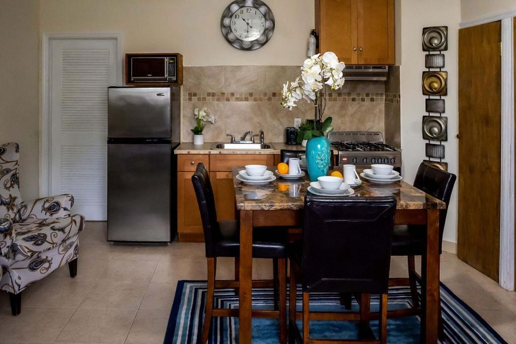 A Taste Of Paradise - Vacation Rentals Close To Us Embassy & Restaurants ナッソー エクステリア 写真